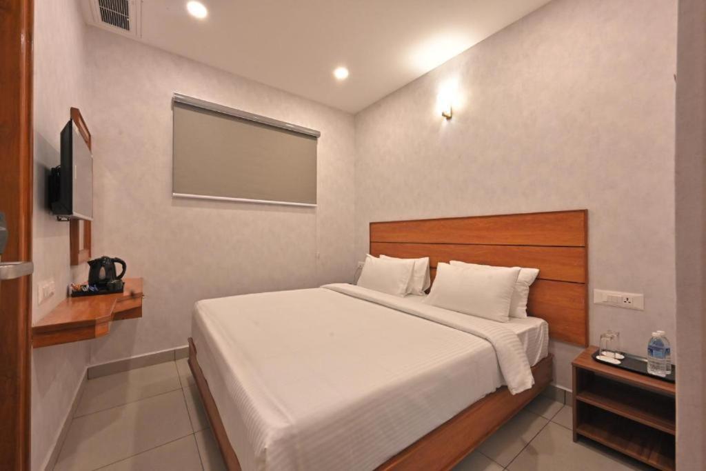 Hotel Cr Rivera à Madurai Extérieur photo